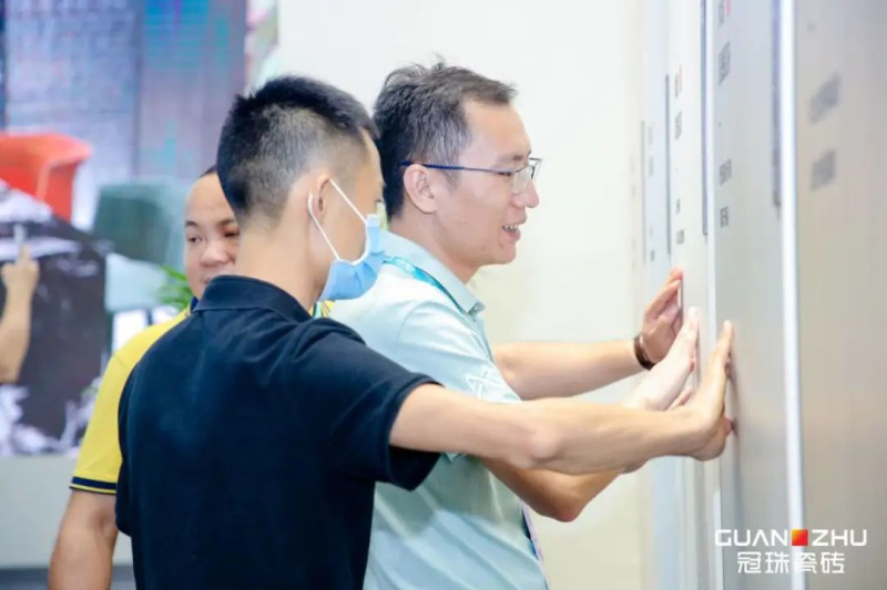 众多参观者感受冠珠新品.jpg 众多参观者感受冠珠新品.jpg